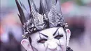 Peserta dengan kostum nyentrik hadir dalam Wave Gothic Festival (WGT) di Leipzig, Jerman, 19 Mei 2018. Lebih dari 150 band beraliran gothic dan subkultur gelap lainnya tampil di acara yang dihadiri peserta dari negara-negara Eropa (AP Photo/Jens Meyer)