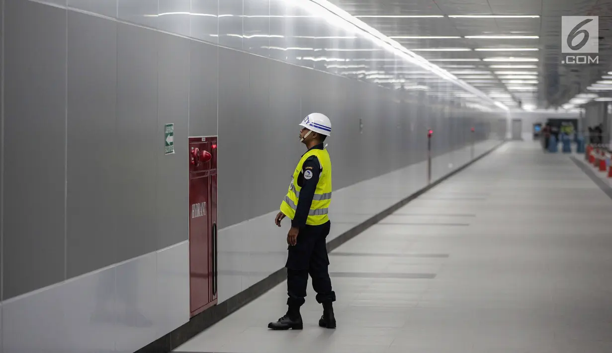 Petugas keamanan memeriksa hydrant di Stasiun Mass Rapid Transit (MRT) Bundaran HI, Jakarta, Rabu (20/2). MRT Jakarta akan segera dioperasikan pada Maret 2019. (Liputan6.com/Faizal Fanani)
