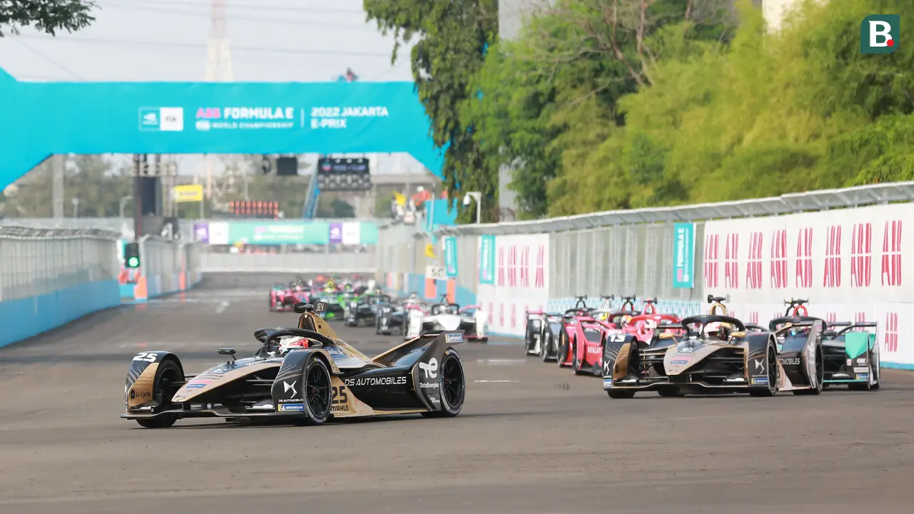 Foto: Manuver Cantik Mitch Evans jelang Akhir Balapan jadi Penentu Kemenangan atas Jean-Eric Vergne di Formula E Jakarta 2022