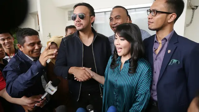 [Bintang] Tessa Kaunang dan Sandy Tumiwa