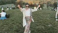 Saat berkunjung ke taman di London, Jessica Mila tampil dengan oversize blazer, dipadukan inner putih dan long skirt motif abstraknya dengan makeup naturalnya   (@jscmila)
