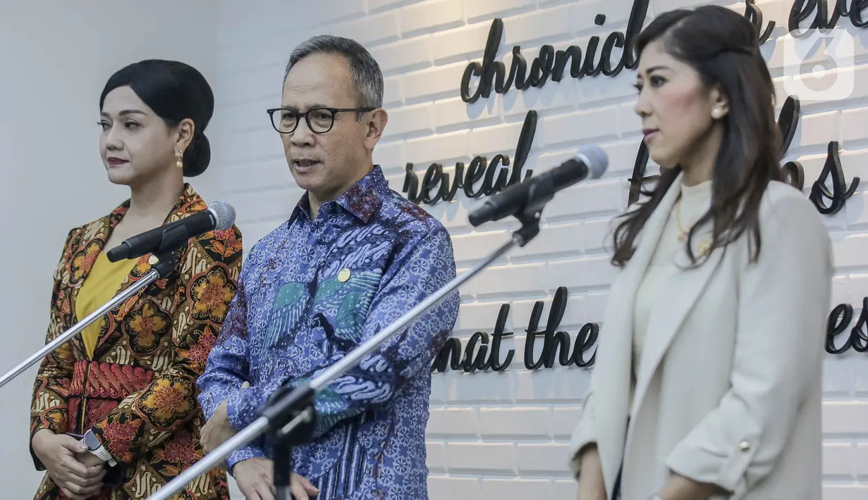 Ketua Dewan Komisioner OJK, Mahendra Siregar (tengah) menjelaskan bahwa kerja sama dengan Komdigi mencakup upaya peningkatan literasi, edukasi, dan inklusi, khususnya di sektor keuangan dan platform digital. (Liputan6.com/Herman Zakharia)
