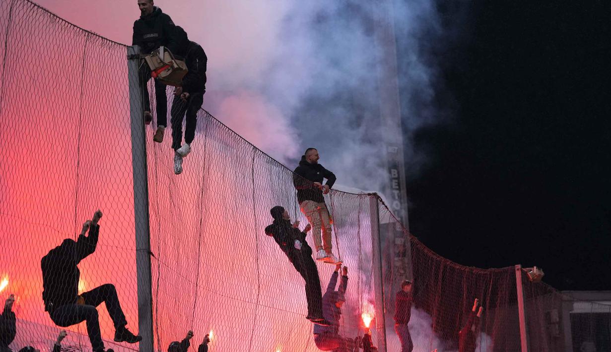 Di putaran Piala Dunia 2026, Bosnia dan Herzegovina akan bergabung di Grup B bersama tuan rumah Kanada, Qatar, dan Swiss. Tampak dalam foto, suporter Timnas Bosnia dan Herzegovina merayakan kemenangan atas Italia pada final play-off kualifikasi Piala Dunia 2026 zona Eropa melawan Italia di Stadion Bilino Polje, Zenica, Selasa 31 Maret 2026 waktu setempat atau Rabu 1 April 2026 dini hari WIB. (Fabio Ferrari/LaPresse via AP)