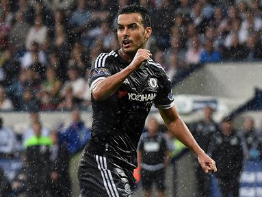 Pemain baru Chelsea, Pedro Rodriguez merayakan gol pada debutnya saat laga Liga Premier Inggris melawan WBA di Stadion The Hawthorns, Inggris, Minggu (23/8/2015). Pada laga itu Pedro menyumbang satu gol dan assist. (EPA/Will Oliver)