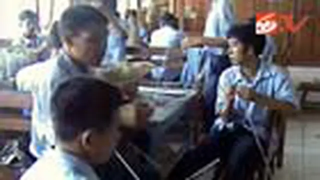 Anak-anak cacat mental di sebuah Balai Rehabilitasi Sosial di Temanggung, Jateng, mampu menghasilkan berbagai macam kerajinan tangan. 