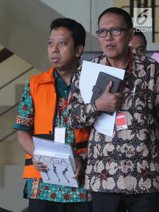 Mantan Ketua Umum PPP Romahurmuziy, Romahurmuziy (rompi oranye) menuju mobil tahanan usai pemeriksaan di Gedung KPK, Jakarta, Jumat (24/5/2019). KPK memeriksa Romahurmuziy sebagai tersangka terkait kasus dugaan jual beli jabatan di Kementerian Agama tahun 2018-2019. (merdeka.com/Dwi Narwoko)