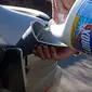 Seorang Youtuber mencoba menuang sebotol pemutih di tangki bensin Infiniti miliknya. (autoevolution.com)