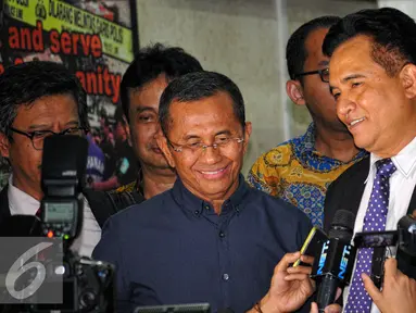 Dahlan Iskan (kiri) usai menjalani pemeriksaan di Bareskrim Mabes Polri, Jakarta, Senin (22/6/2015). Dahlan dimintai keterangan sebagai saksi dalam dugaan korupsi pengadaan BBM High Speed Diesel PT PLN tahun 2010. (Liputan6.com/Yoppy Renato)