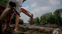 Tak ada ketakutan dalam diri bocah itu meski alat-alat berat menimbulkan suara gemuruh, Jakarta, Jumat (19/9/2014) (Liputan6.com/Faizal Fanani)