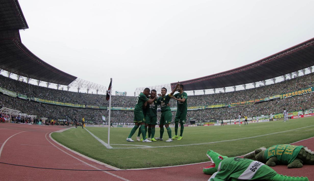 Pemain Persebaya Surabaya merayakan gol yang dicetak oleh Irfan Jaya, ke gawang Arema FC pada laga final Piala Presiden 2019 di Stadion Gelora Bung Tomo, Selasa (9/4). Kedua tim bermain imbang 2-2. (Bola.com/Yoppy Renato)