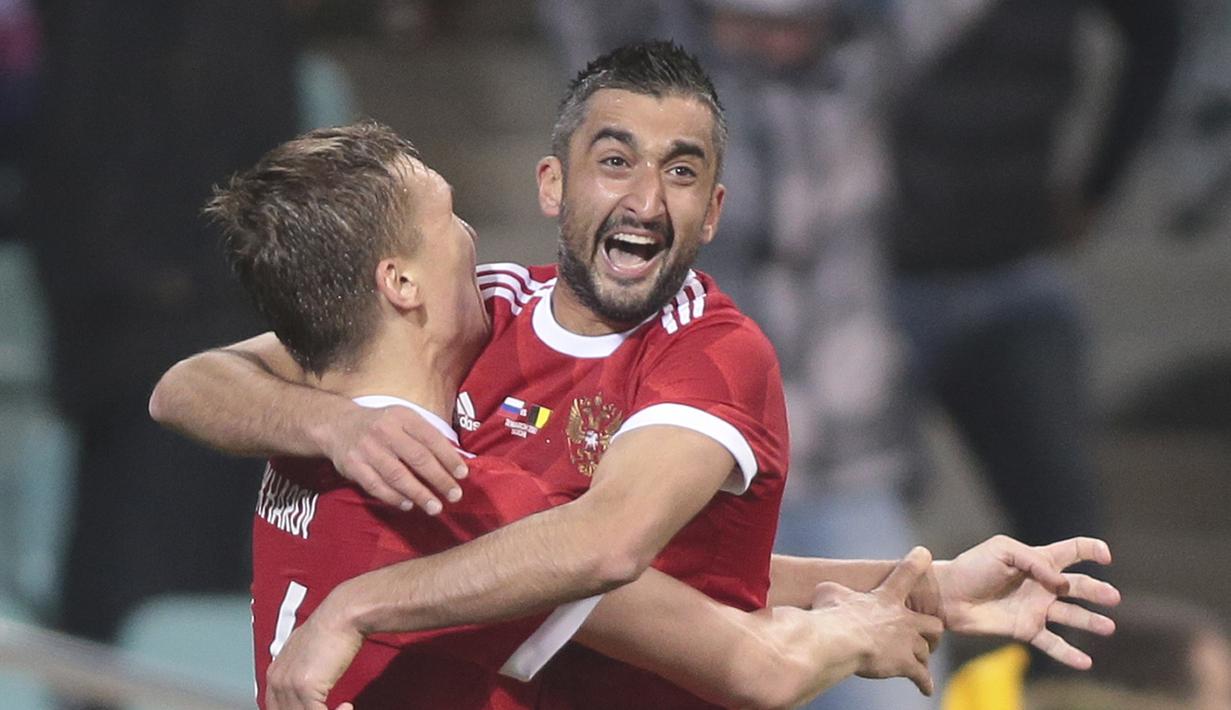 Selebrasi para pemain Rusia setelah berhasil mencetak gol penyama kedudukan pada menit 90' saat melawan Belgia pada laga persahabatan di Fisht stadium, Sochi, Rusia, Selasa (28/3/2017). Rusia bermain imbang 3-3. (AP/Denis Tyrin)