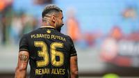 Pemain Barito Putera, Renan Alves saat menghadapi Persija Jakarta pada laga lanjutan BRI Liga 1 2022/2023 di Stadion Patriot Candrabhaga, Bekasi, Rabu (22/02/2023). (Bola.com/Bagaskara Lazuardi)