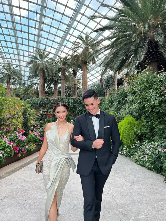 <p>Bak raja dan ratu, penampilan luar biasa Nana Mirdad-Andrew White dalam busana pesta. Nana Mirdad tampil sangat cantik mengenakan gaun bernuansa hijau mint dengan detail halter-strap-neck yang asimetris dan high slit untuk kesan mewah yang anggun. Sedangkan Andrew White tampil dengan setelan jas dan celana panjang hitam, lengkap dengan dasi kupu-kupunya. Foto: Instagram.</p>