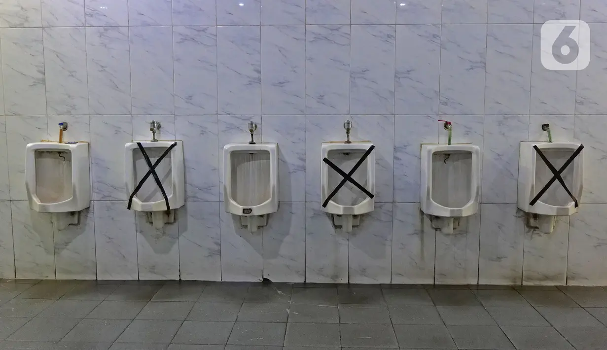 Suasana toilet di rest area KM 62 tol Jakarta Cikampek, Jawa Barat, Kamis (28/5/2020). Larangan mudik Idul Fitri 1441 H dan ketatnya keluar masuk kendaraan di sejumlah daerah berimbas pada penurunan pendapatan para penjual di rest area tersebut. (Liputan6.com/Herman Zakharia)