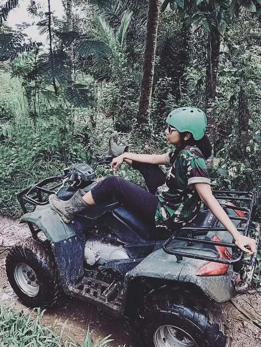 Beberapa waktu lalu, Dita juga diketahui berlibur bersama Maia Estianty di Bali. Tak khawatir sepatu hingga badan yang terkena lumpur, gaya Dita saat bermain ATV ini juga curi perhatian. (Liputan6.com/IG/@ditaofficial.id)