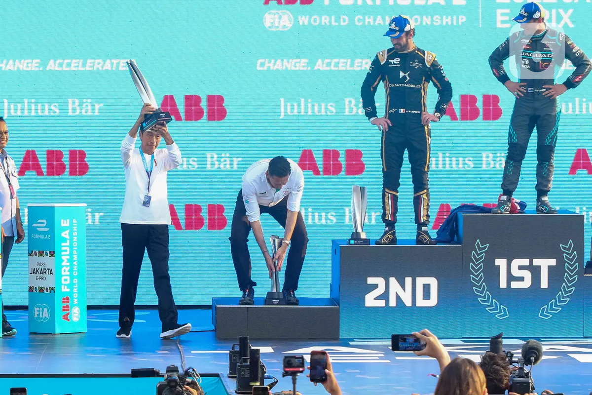 Jokowi Serahkan Piala ke Juara Formula E Jakarta Mitch Evans
