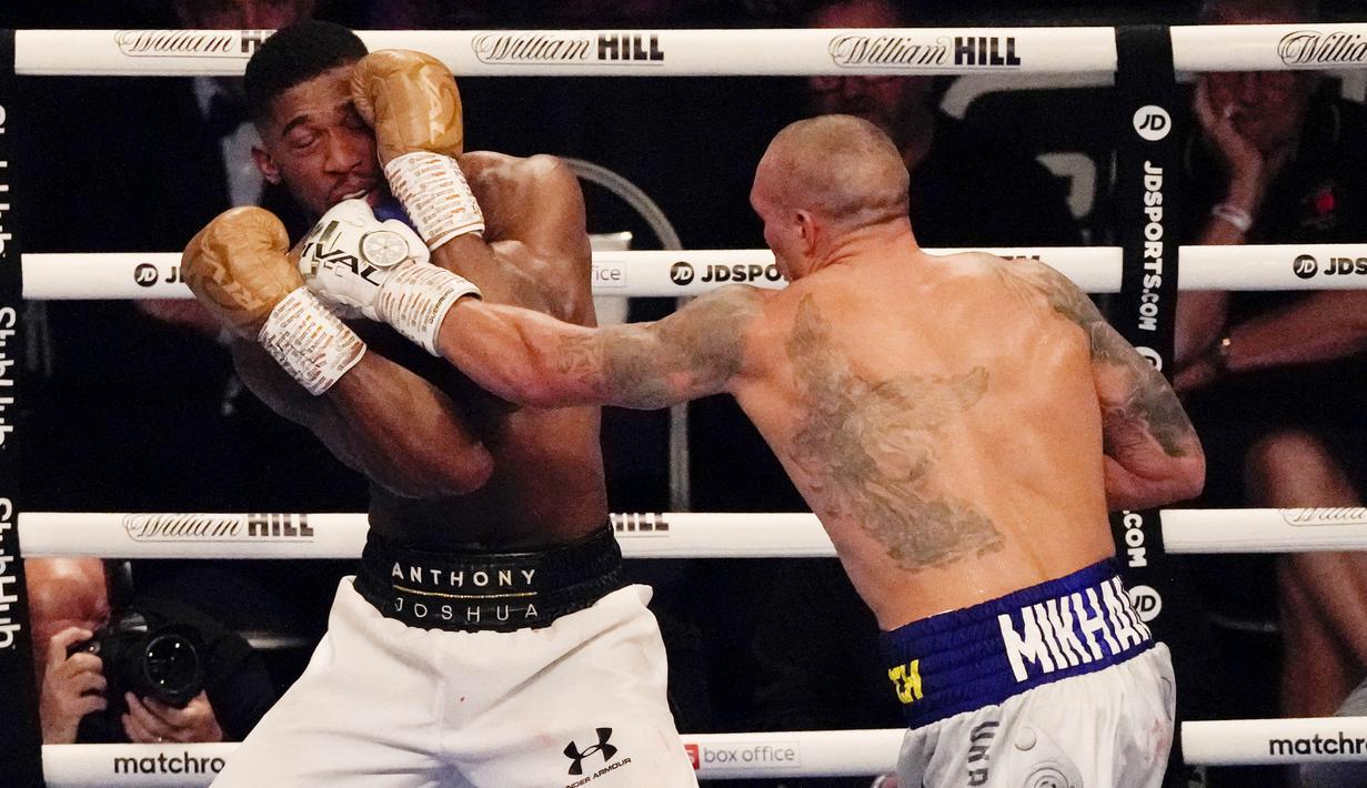 Petinju Ukraina Oleksandr Usyk berhasil merebut gelar juara tinju dunia kelas berat WBA, WBO, IBF, dan IBO. (AP/Frank Augstein)