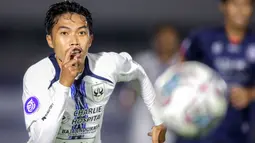 Pemain PSIS Semarang, Riyan Ardiansyah berusaha mengejar bola saat laga pekan keempat BRI Liga 1 2021/2022 melawan Arema FC di Stadion Madya, Jakarta, Sabtu (25/09/2021). Arema FC harus puas bermain imbang tanpa gol saat bersua PSIS Semarang. (Bola.com/Bagaskara Lazuardi)