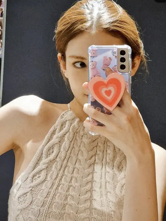 Jeon So-mi yang baru saja comeback pun mengenakan Sleeveless Halter Top rajut model kepang warna cream. Dok. Instagram @somisomi0309