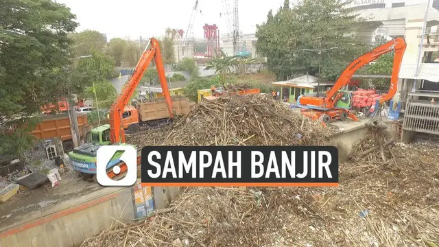 Puluhan ton sampah dibersihkan dari 2 tempat berbeda di Jakarta. Sampah-sampah tersebut berasal dari banjir kiriman . Pemprov Jakarta mengerahkan alat berat untuk membersihkan puluhan ton sampah ini.