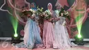 Finalis asal Jepara, Syifa Fatimah (tengah) sebagai Juara Puteri Muslimah Indonesia 2017 bersama runner up 1, Tiara Sukmasari dan runner up 2, Salsabella Kanzu usai malam puncak di Studio 6 Emtek City, Jakarta, Senin (9/5). (Liputan6.com/Herman Zakharia)