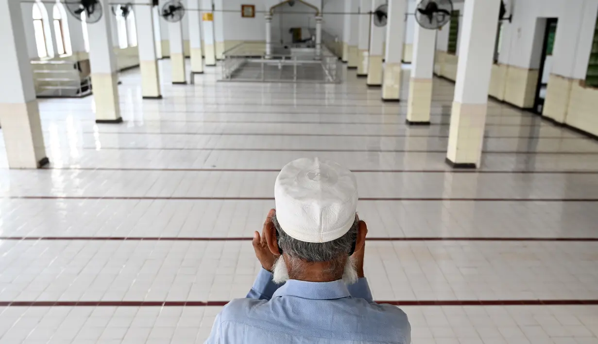 Seorang Muslim berdoa di Masjid Jummah selama bulan suci Islam Ramadhan di Kolombo, Sri Lanka pada 4 Mei 2020. Umat Islam di dunia menjalankan ibadah Ramadan di tengah pandemi virus corona dan penerapan lockdown. (ISHARA S. KODIKARA / AFP)