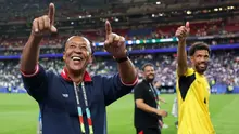 Bubista, Pelatih Kepala Timnas Tanjung Verde, dan Vozinha #1, memberikan tepuk tangan kepada para penggemar setelah hasil imbang 0-0 pada pertandingan Grup H Piala Dunia 2026 antara Cabo Verde dan Arab Saudi di Stadion Houston pada 27 Juni 2026 di Houston, Texas. (Michael Steele/Getty Images melalui AFP)