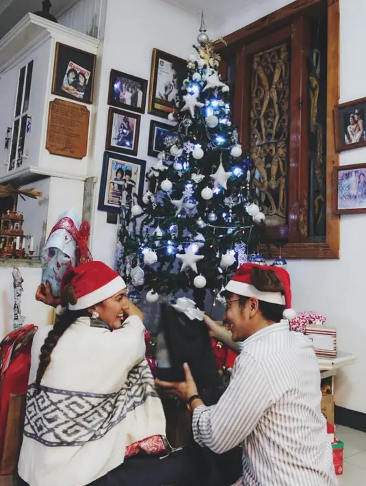 Nadine dan Dimas terlihat berpose di depan pohon natal. "Sebuah berkat di hari bahagia," tulis Nadine Chandrawinata sebagai keterangan foto. (Foto: instagram.com/nadinelist)