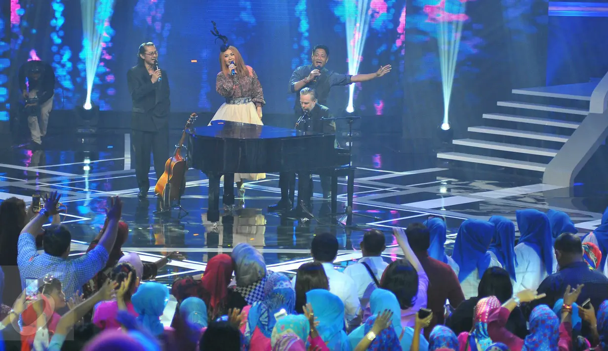 Musisi kenamaan dunia asal Australia, Rick Price berkolaborasi dengan musisi Indonesia saat acara Golden Memories International di studio Indosiar, Jakarta, Senin (9/1). (Liputan6.com/Angga Yuniar)