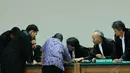 Hendra Saputra tampak berdiskusi dengan tim pengacaranya, Jakarta, Rabu (27/8/14). (Liputan6.com/Andrian M Tunay)