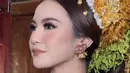 Tampilan Mahalini semakin memesona dengan gaya rambut khas pengantin Bali. Mahalini tampil dengan gelungan payas agung ditambah hairclip bunga emas.  [@ochiipramita]