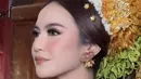 Tampilan Mahalini semakin memesona dengan gaya rambut khas pengantin Bali. Mahalini tampil dengan gelungan payas agung ditambah hairclip bunga emas.  [@ochiipramita]