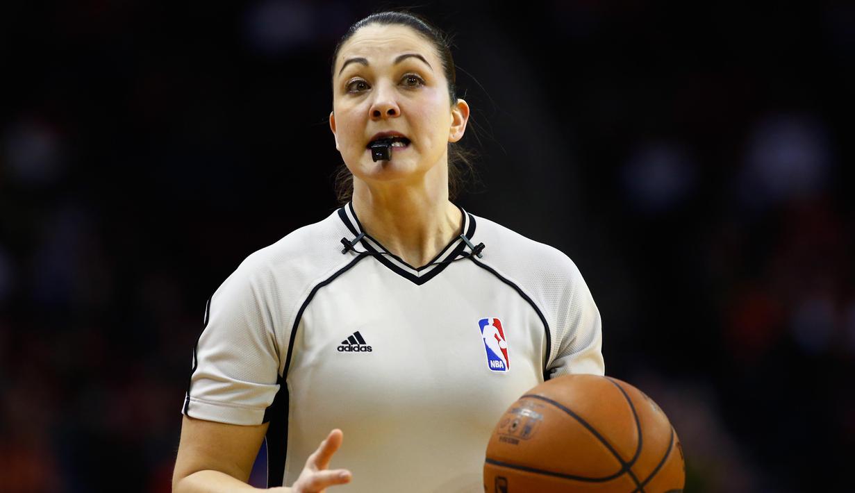 Lauren Holtkamp saat mengambil keputusan pada laga NBA Houston Rockets vs Indiana Pacers di Toyota Center, Houston, Texas (10/1/2016). (Scott Halleran/Getty Images/AFP)