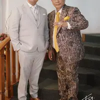 Setelan jas tersebut dipadukan dengan kemeja dan dasi warna emas senada. [@fcgweddings]