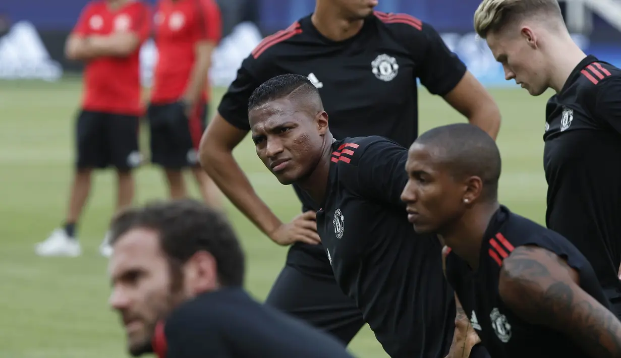 Bek Manchester United, Antonio Valencia, tampak serius  saat mengikuti sesi latihan jelang laga Piala Super Eropa di Stadion Philip II, Skpje, Senin (7/8/2017). Manchester United akan bertanding melawan Real Madrid. (AP/Boris Grdanoski)