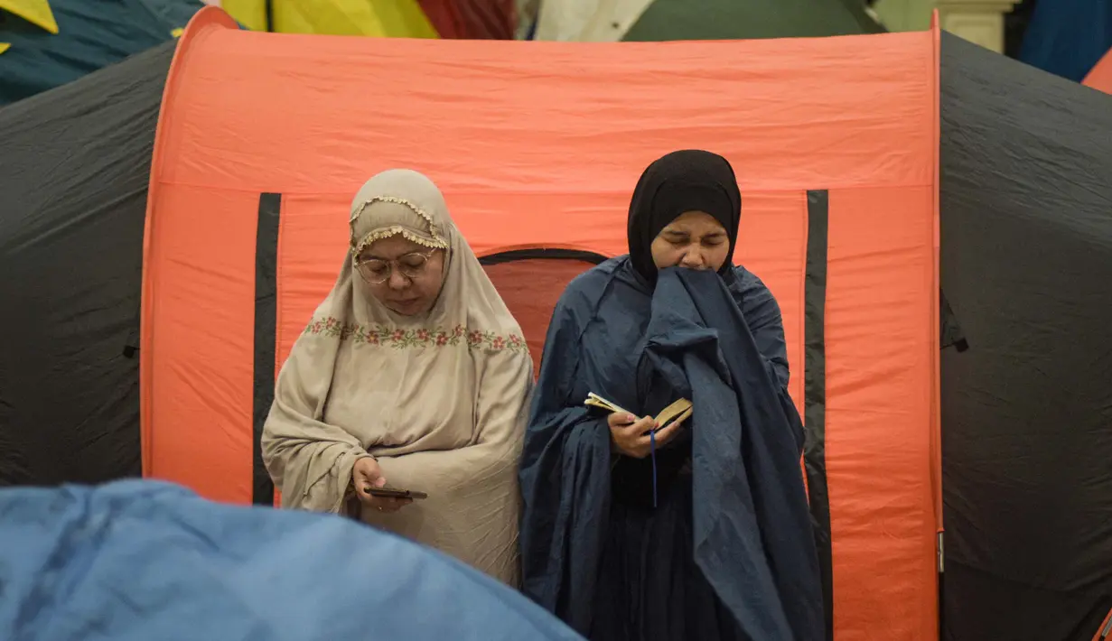 I'tikaf dilakukan untuk mendekatkan diri kepada Allah SWT dengan memperbanyak ibadah, menjauhi semua larangan Nya, serta menahan diri dari godaan duniawi. (Timur MATAHARI/AFP)