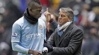 Mario Balotelli merupakan pemain yang emosional. Dia bisa melawan siapa saja termasuk pelatihnya, salah satunya adalah ketika dia terlibat pertengkaran dengan Roberto Mancini. (AFP/Graham Stuart)