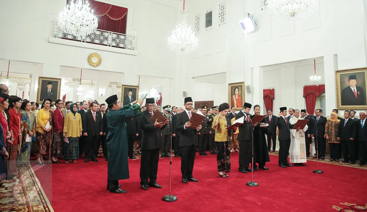 Suasana pengucapan sumpah jabatan saat pelantikan lima pimpinan KPK di Istana Negara, Jakarta, Senin (21/12/2015). Presiden Jokowi melantik lima pimpinan KPK periode 2015-2019. (Liputan6.com/Faizal Fanani)
