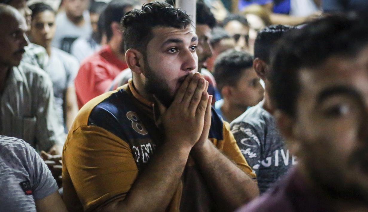 Wajah sedih fans Mesir setelah timnya kalah dari Rusia pada Piala Dunia 2018 di Nile delta village, Nagrig, Mesir, (19/6/2018). Rusia menang 3-1.  (AP/Islam Safwat)