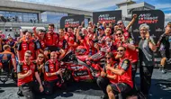 Pesta tim Ducati merayakan sukses Marc Marquez di Sirkuit Balaton Park, Hungaria. (FERENC ISZA / AFP)
