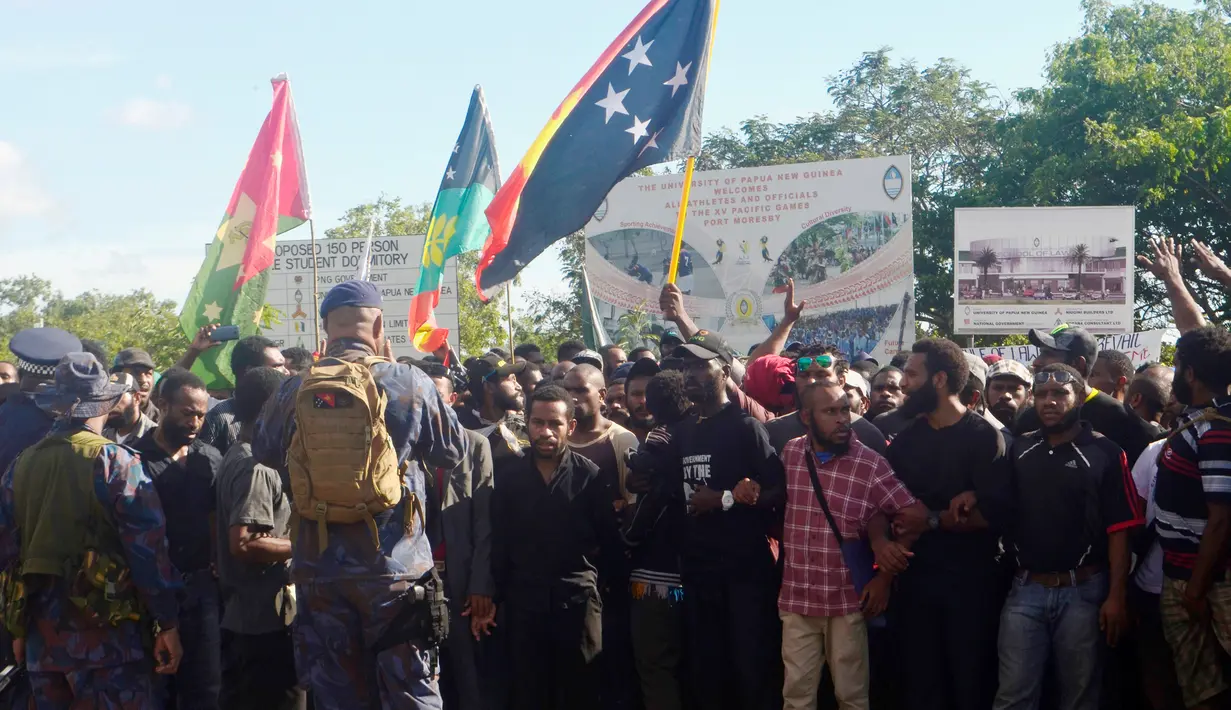 Aparat kepolisian mencegah unjuk rasa mahasiswa University of Papua New Guinea, di Ibu Kota Papua Nugini, Port Moresby, Rabu (8/6). Demonstrasi menuntut PM Papua Nugini, Peter O’Neill lengser itu berakhir ricuh. (PNGFM News/REUTERS)