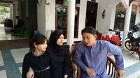 Kabar duka datang dari komedian Aden Bajaj. Ibu mertuanya yakni, Maisarah, meninggal dunia pada Sabtu, 5 Oktober 2024 sekitar pukul 18.30 WIB.