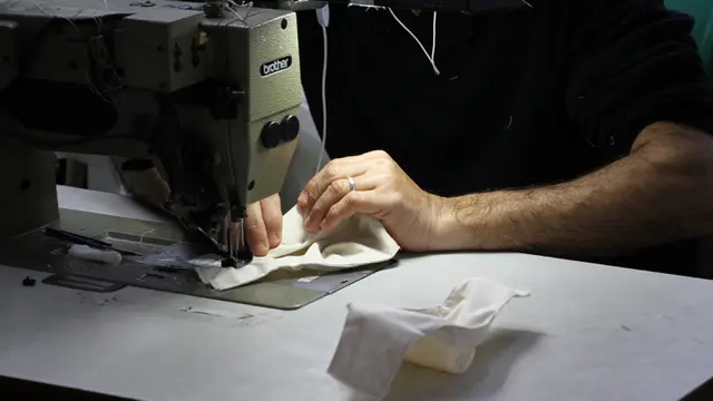 Pabrik pakaian di Jalur Gaza Produksi Masker