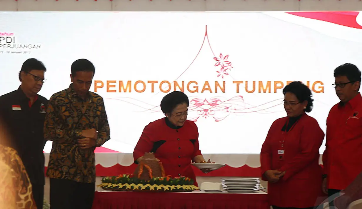 Ketum PDIP, Megawati Soekarnoputri memotong tumpeng dalam rangka merayakan HUT ke-42 di kantor DPP PDIP, Jakarta, Sabtu (10/1/2015). (Liputan6.com/Johan Tallo)
