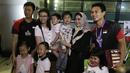 Pasangan ganda putra Indonesia, Mohammad Ahsan/Hendra Setiawan, berfoto bersama keluarga usai konfrensi pers di Bandara Soekarno-Hatta, Tangerang, Selasa (27/8). Ahsan/Hendra meraih gelar pada Kejuaraan Dunia Bulutangkis 2019. (Bola.com/Yoppy Renato)