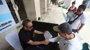 Zakat fitrah juga dapat ditunaikan dengan uang yang nilainya disetarakan dengan harga beras atau makanan pokok seberat 2,5 kg/3,5 liter atau yang biasa dikonsumsi sehari-hari. Tampak dalam foto, petugas Unit Pengelola Zakat (UPZ) melayani pembayaran zakat, fidyah, kafarat, infaq, dan shadaqah di teras Masjid Istiqlal, Jakarta, Minggu 15 Maret 2026. (Kapanlagi.com/Budy Santoso)