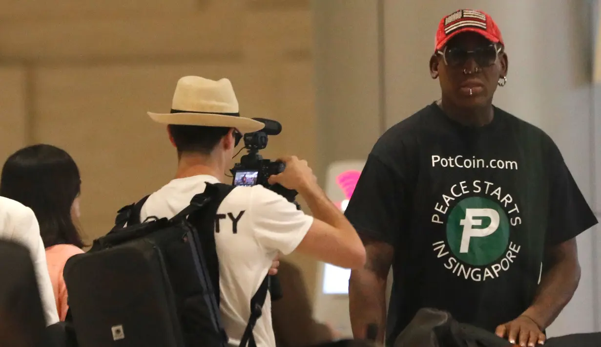 Mantan pebasket NBA, Dennis Rodman setibanya di bandara Changi, Singapura, Selasa (12/6). Dennis Rodman adalah salah satu dari sedikit orang Barat yang mengunjungi Korea Utara dan bertemu Kim Jong Un. (AP Photo/Wong Maye-E)