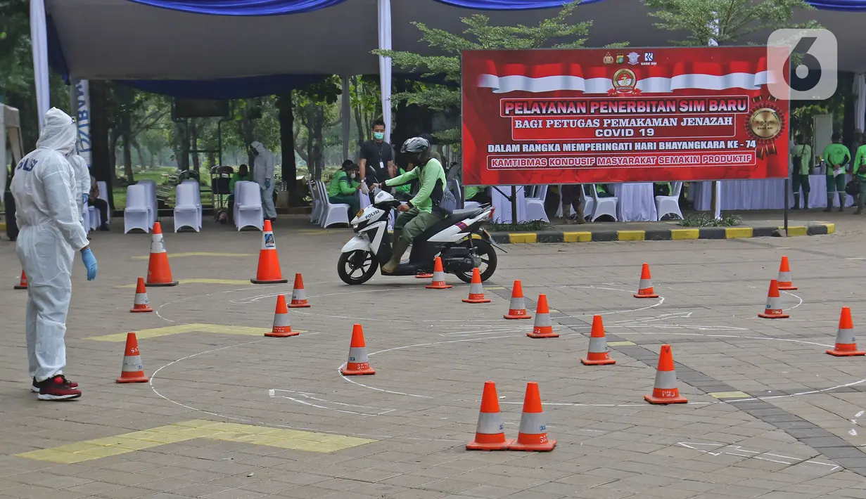 Petugas penggali makam mengikuti ujian pratek pelayanan penerbitan SIM baru di TPU Pondok Ranggon, Jakarta, Kamis (2/7/2020). Direktorat Lalu Lintas Polda Metro Jaya memberikan pelayanan penerbitan SIM baru gratis bagi penggali makam yang menangani korban Covid-19.(Liputan6.com/Herman Zakharia)