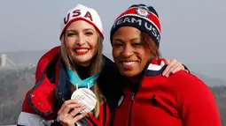 Ivanka Trump dan Lauren Gibbs berpose dengan medali perak selama kejuaraan Olimpiade Musim Dingin Pyeongchang 2018 di depan menara lompat ski di Pyeongchang (25/2). (AFP Photo/Pool/Eric Gaillard)