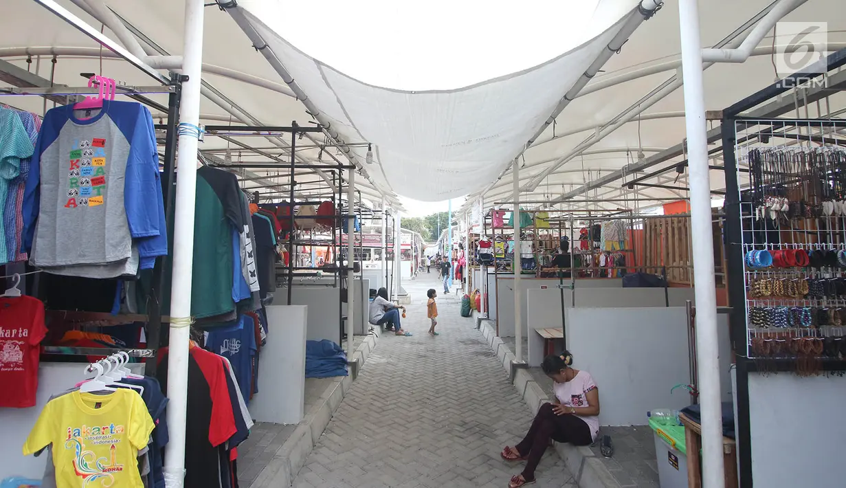 Pedagang kaki lima (PKL) Kota Tua beraktivitas di lapak relokasi Taman Kota Intan, Jakarta, Selasa (24/10). (Liputan6.com/Immanuel Antonius)